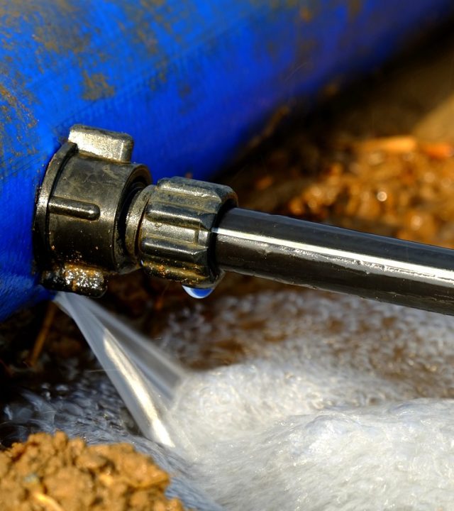 water-pipe-leaking-water-880975.jpg